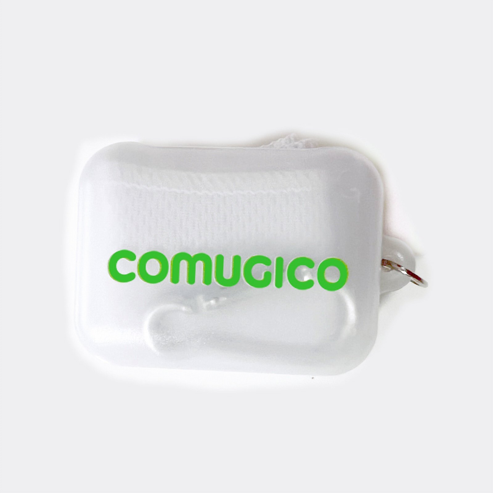 白い小さなケース。緑のCOMUGICOロゴ入り