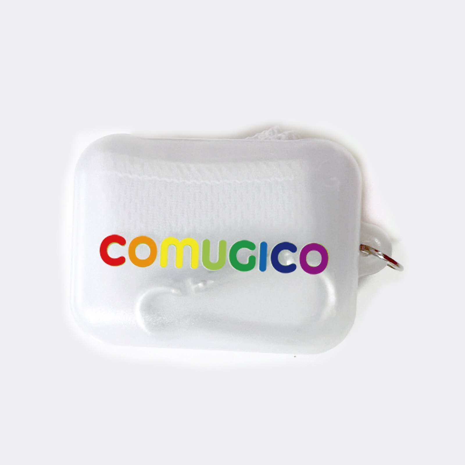 白い小さなケース。虹色のCOMUGICOロゴ入り
