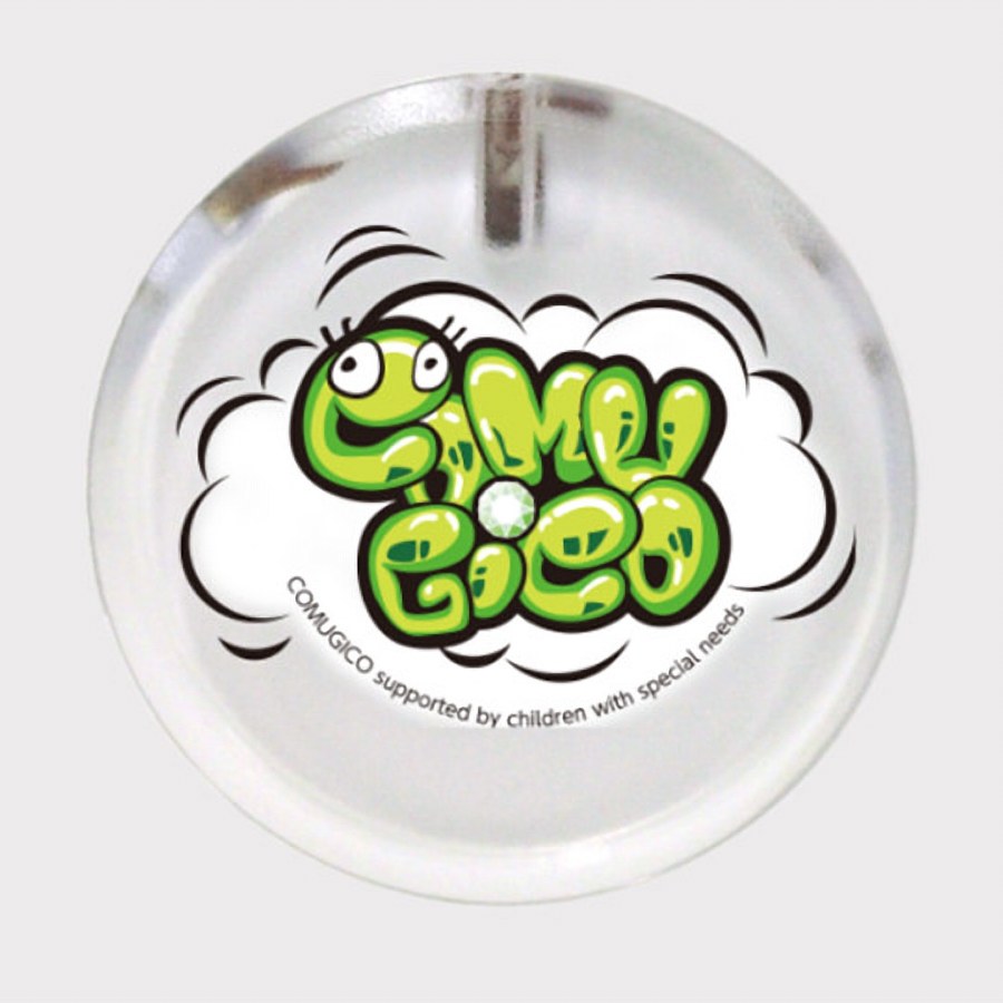 丸い透明のバッジ。コムギコのロゴ入り