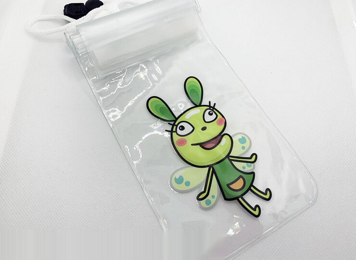 透明のスマホ防水ケース。コムラビちゃんのイラスト入り