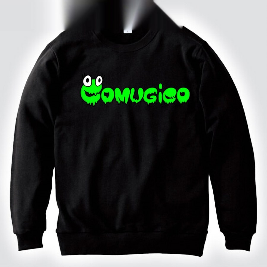 白と黒のトレーナー。胸に緑のスライム文字のCOMUGICOロゴ