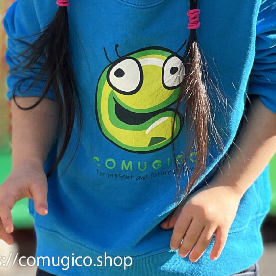 COMUGICOのトレーナー4色。ホワイト、オートミール、フラミンゴピンク、オーシャンブルー