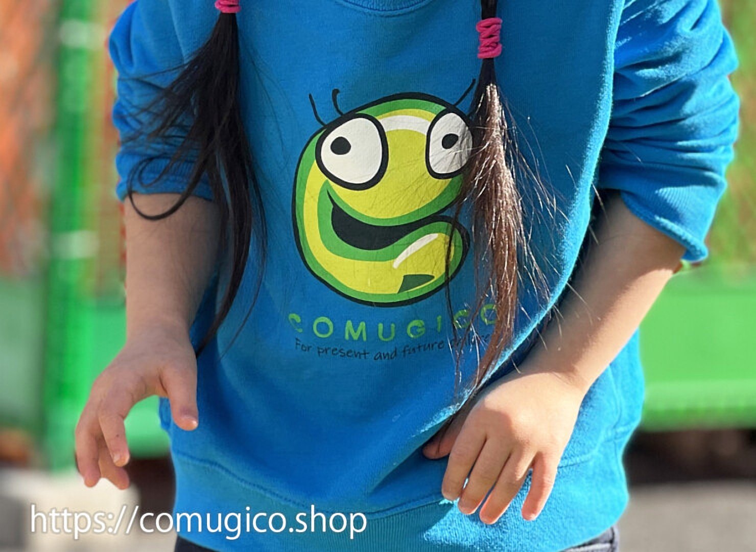 COMUGICOのトレーナー4色。ホワイト、オートミール、フラミンゴピンク、オーシャンブルー