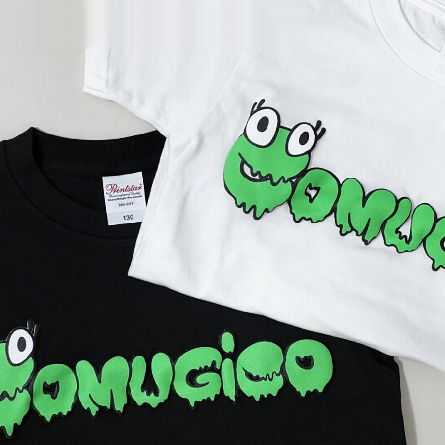 白と黒のTシャツ。胸に緑のスライム文字のCOMUGICOロゴ
