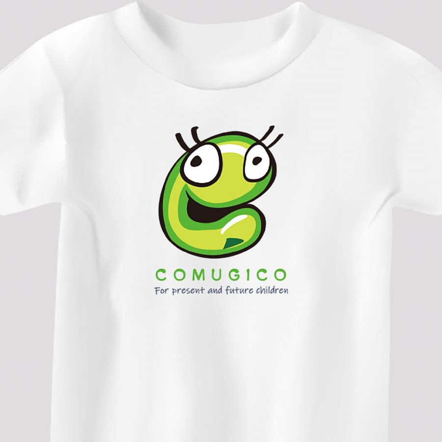 白いTシャツ。胸にコムギコのイラストとCOMUGICOの文字