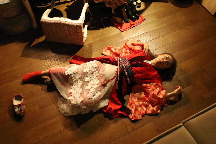 映画の場面。着物の人が床に倒れている