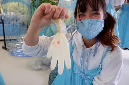 多感覚演劇で手袋の人形を見せる出演者