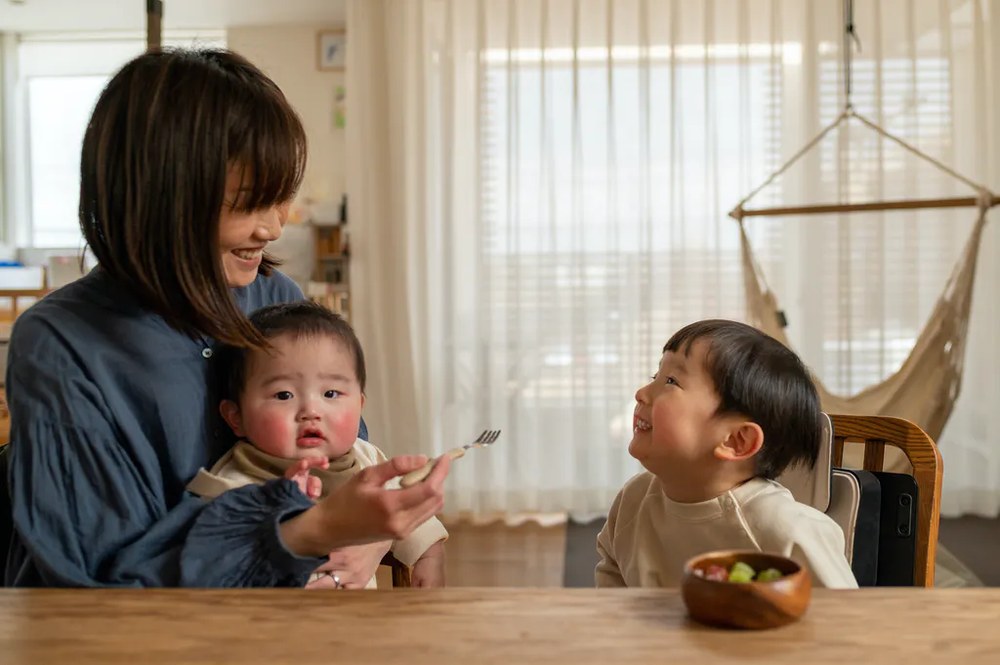いすに座った赤ちゃんと家族の食事