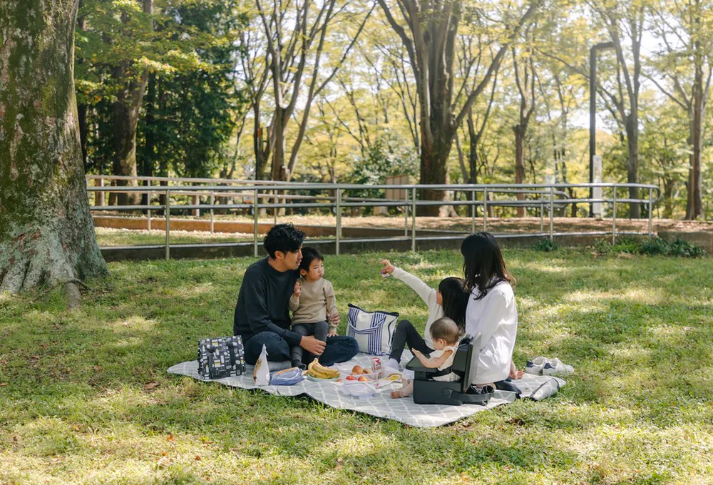公園でピクニックをする家族