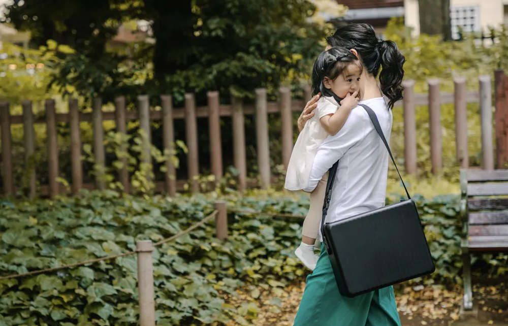 子どもを抱いて歩く人