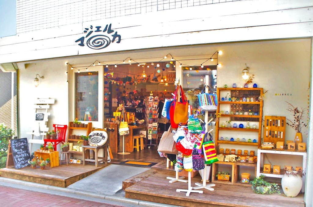 雑貨店マジェルカの店先