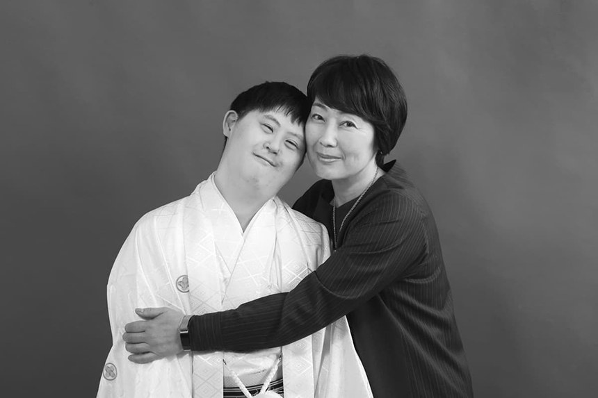 着物の子どもとお母さんが寄りそう白黒の親子写真