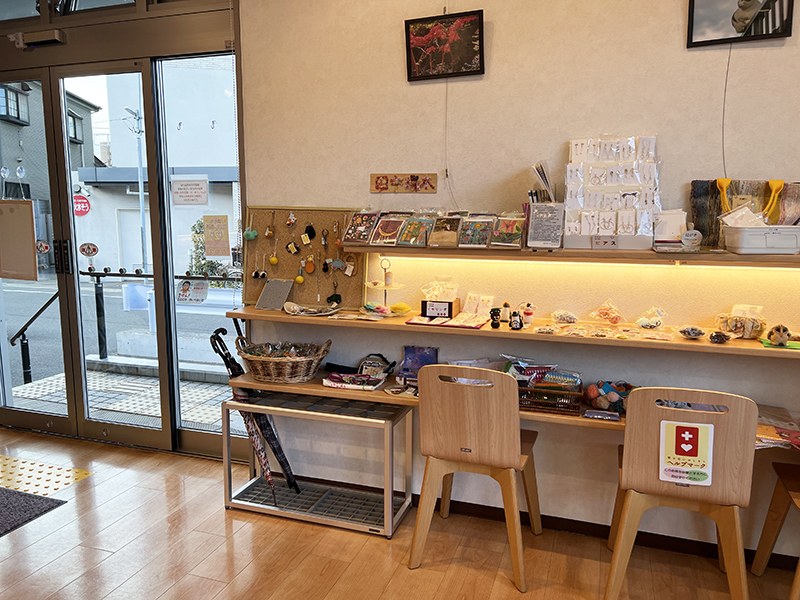 窓際の棚に、作業所で作られたアクセサリーや小物が並ぶ店内