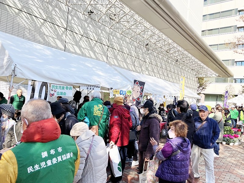 テントが並ぶ会場に大勢の人が集まっているようす