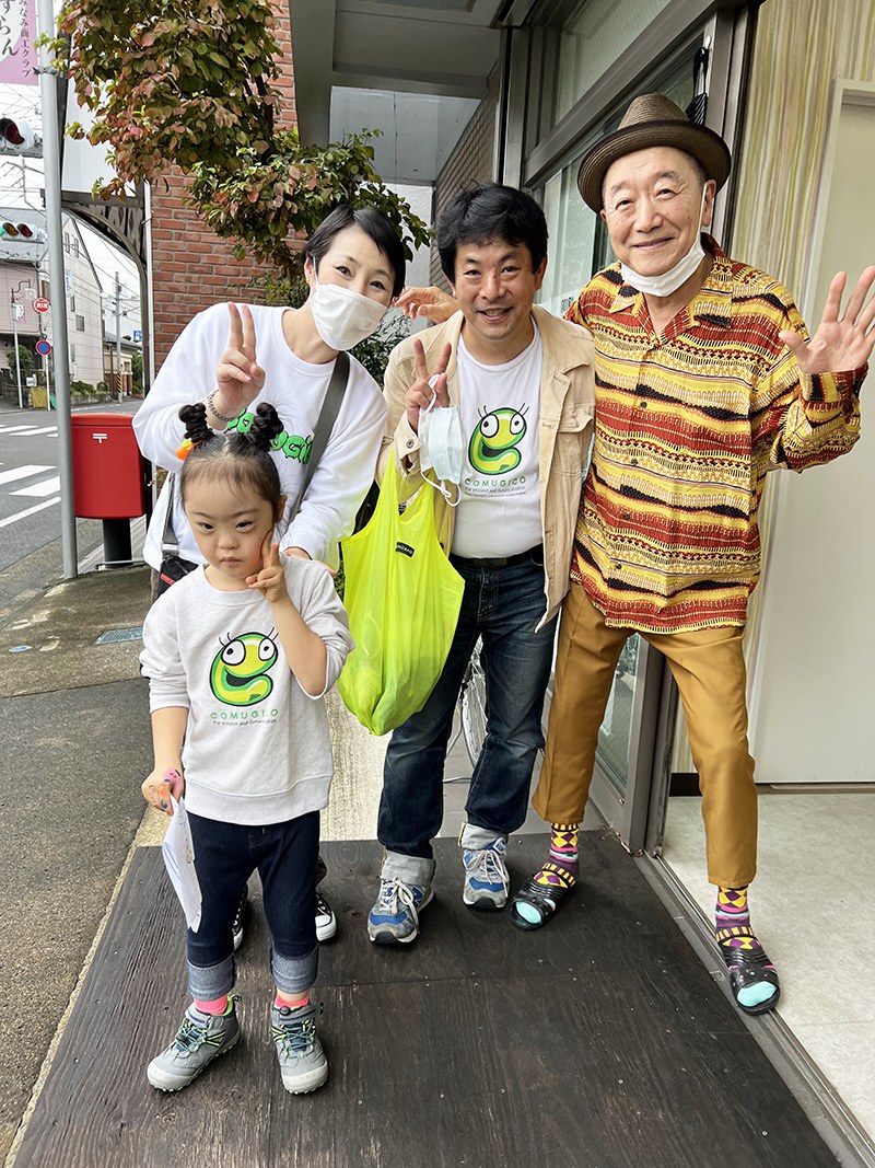 ハイテンションの前で、かしわ哲さんと並ぶ家族3人の記念写真
