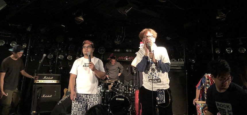 ドヤフェスのステージでマイクを持って話す出演者たち