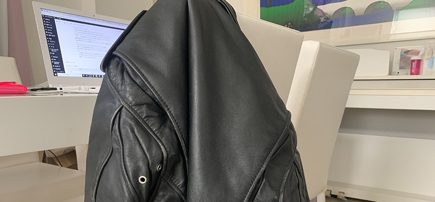 ハンガーに掛けられた黒い革のライダースジャケット