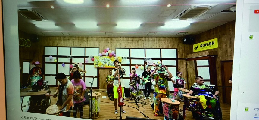 パソコンの画面に映る、スタジオで演奏するサルサガムテープのライブ