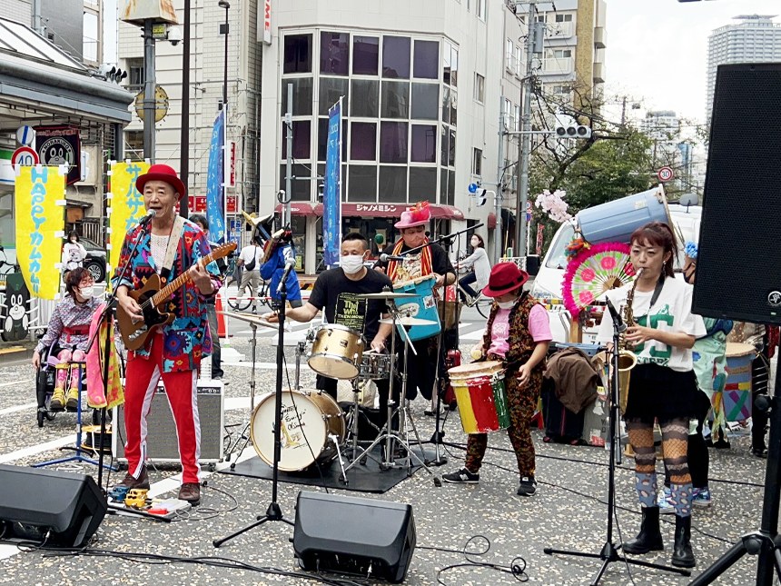 商店街の歩行者天国で演奏するサルサガムテープのストリートライブ