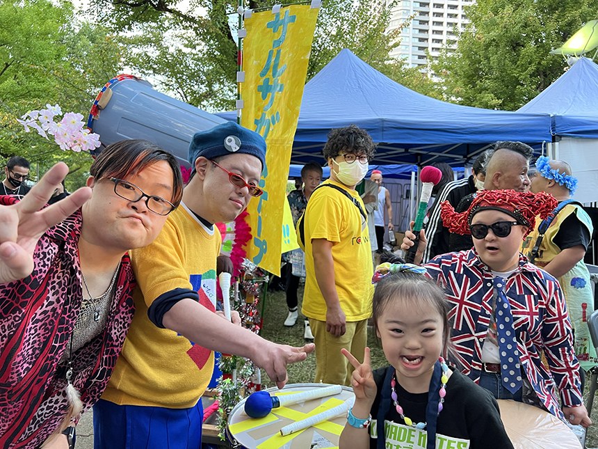 ステージ裏で、サルサガムテープのメンバーのみなさんと写る娘