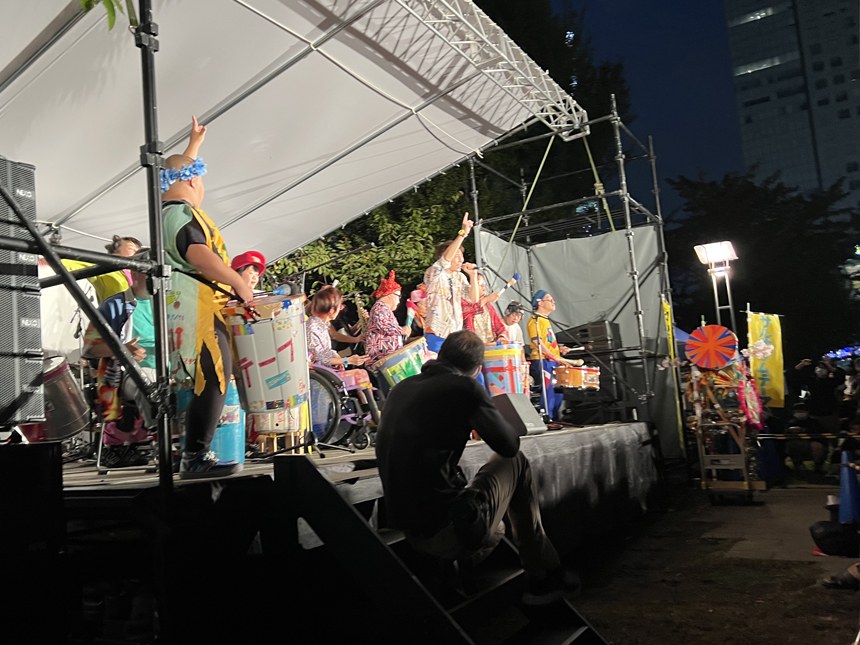 日が暮れかけた錦糸公園のメインステージで演奏するサルサガムテープ