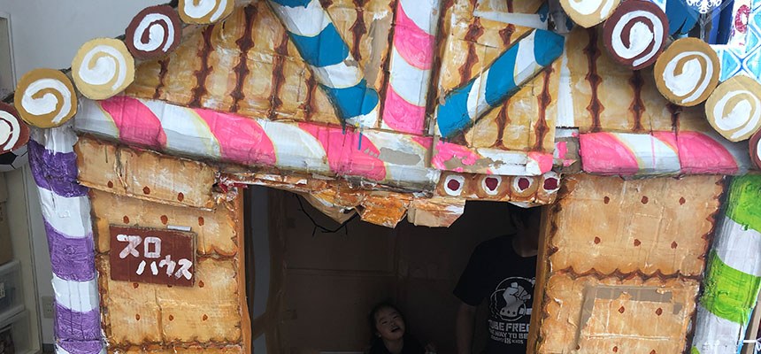 ハイテンションの部屋の奥にある、お菓子の家の形をした作品