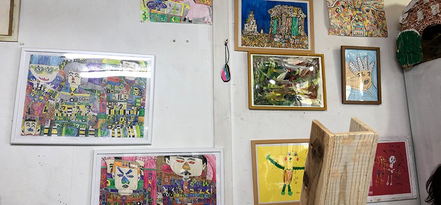 ロウテンションの壁いっぱいに飾られた絵の作品