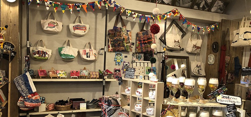 トートバッグやポーチ、帽子などが壁一面に並ぶ店内