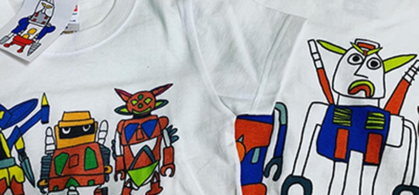 カラフルなロボットの絵がプリントされた白いTシャツ