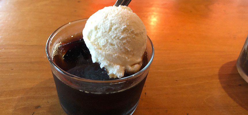 グラスに入ったアイスコーヒーに、手作りのアイスクリームをのせたコーヒーフロート