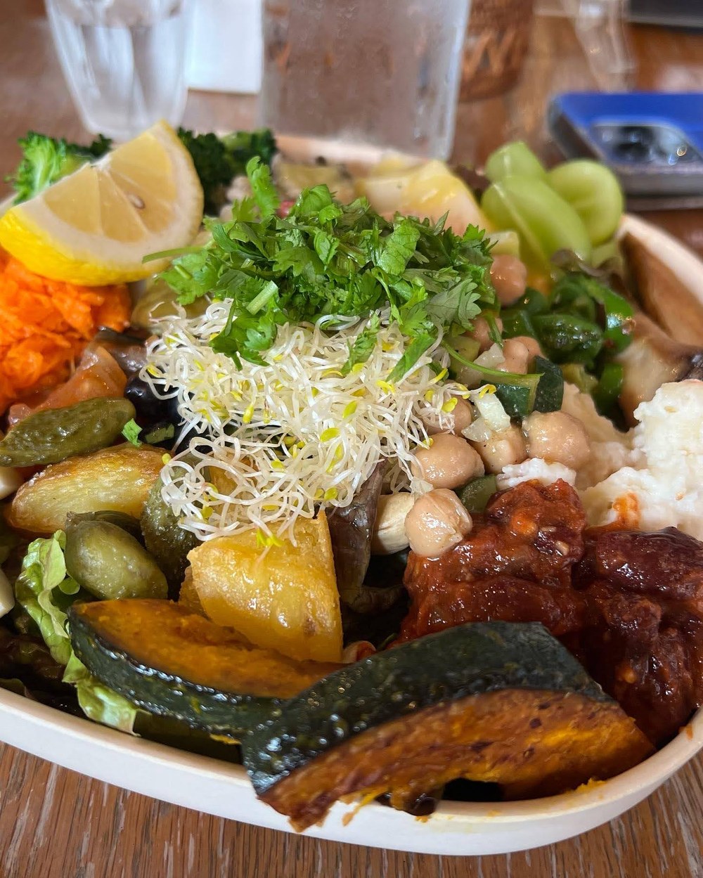 生野菜や豆、かぼちゃ、果物が山盛りになったブッダボウル