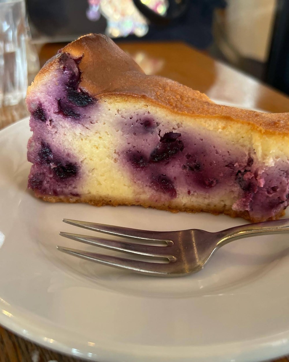 ブルーベリーがたっぷり入ったチーズケーキとフォーク