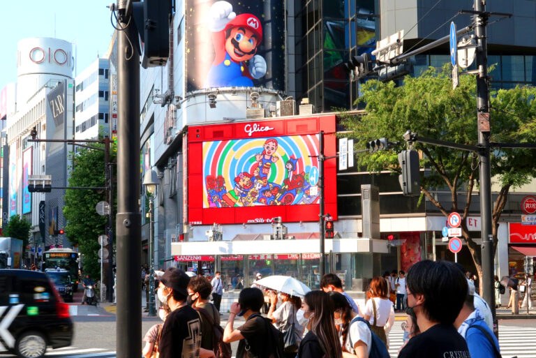 渋谷の交差点に面したビルの大型ビジョンに映る、カラフルなMERRYの映像