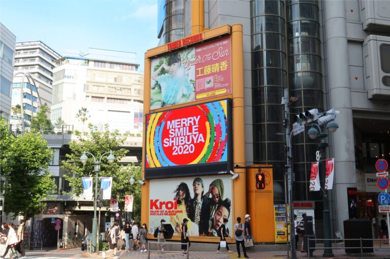 ビルの壁面ビジョンに映る「MERRY SMILE SHIBUYA 2020」のロゴ