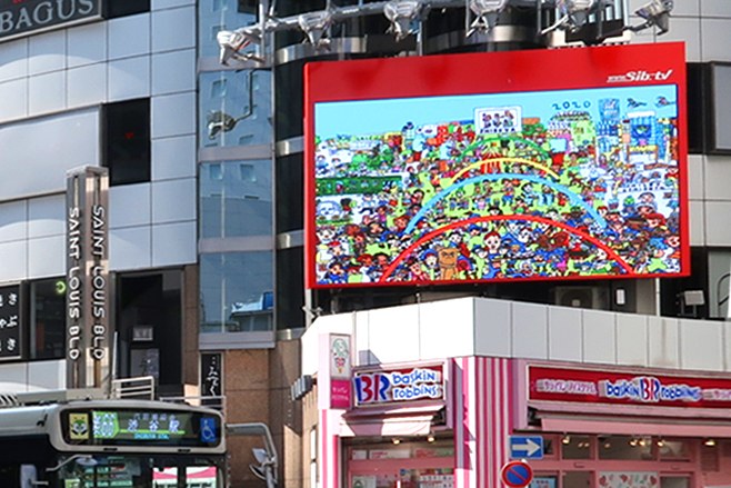 ビルの上の大型ビジョンに映る、にぎやかな街のイラスト
