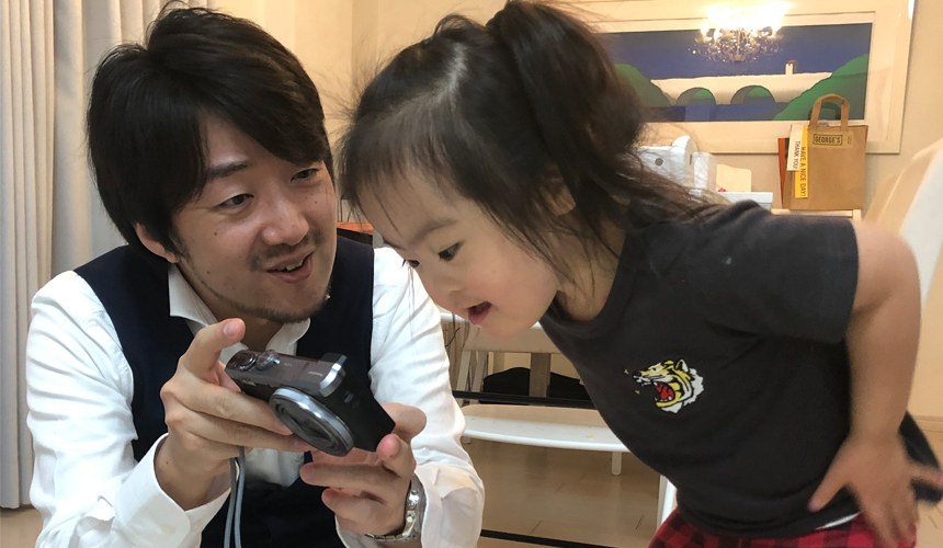 カメラの画面を見せる千葉さんと、のぞきこむ娘