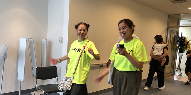 黄色いTシャツ姿のダンス教室Smileのちえ先生（左）とあやの先生（右）